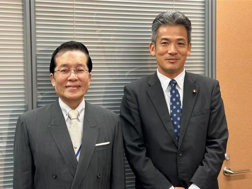 国民党副主席张荣恭访问日本已经很多天了，起初真没人当回事。可我把他见的人、说的话