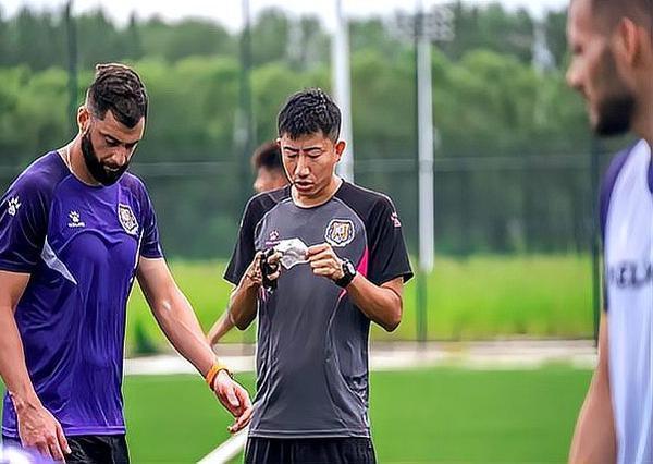 天津老球迷永远忘不掉且有深刻记忆的原天津泰达球员毛彪（C毛），日前又出现在公众视