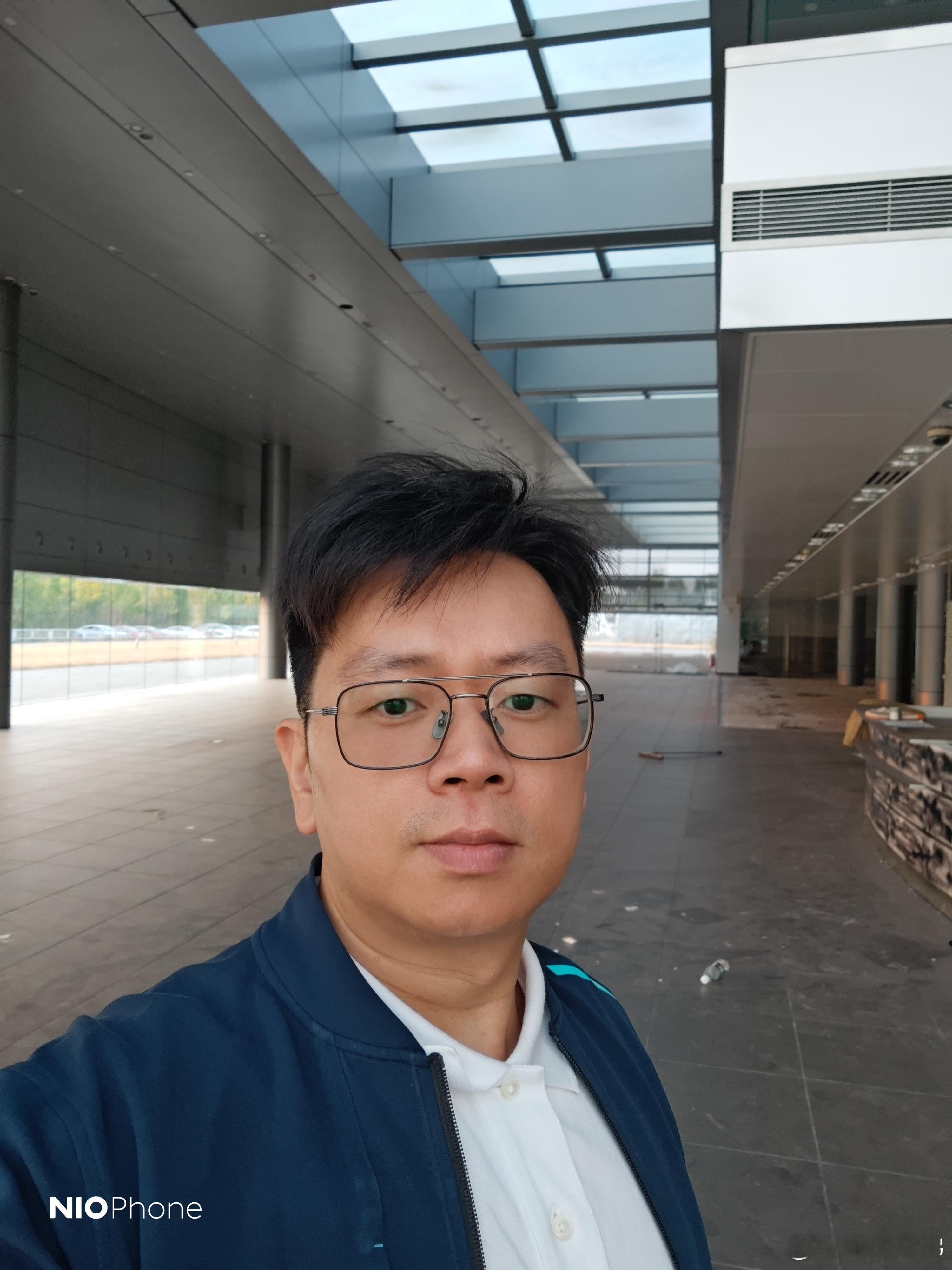 这两天我在天津参观一家之前可能是华北地区规模最大的保时捷4S店，规模之大，建筑质