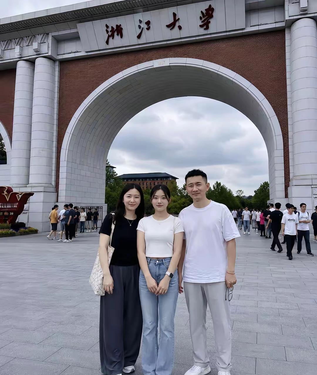 父母送女儿踏入大学校园，