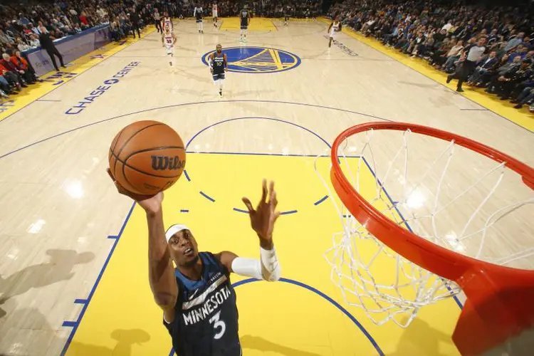 12月9日，NBA常规赛继续进行。金州勇士队坐镇主场，迎来了明尼苏达森林狼队的挑