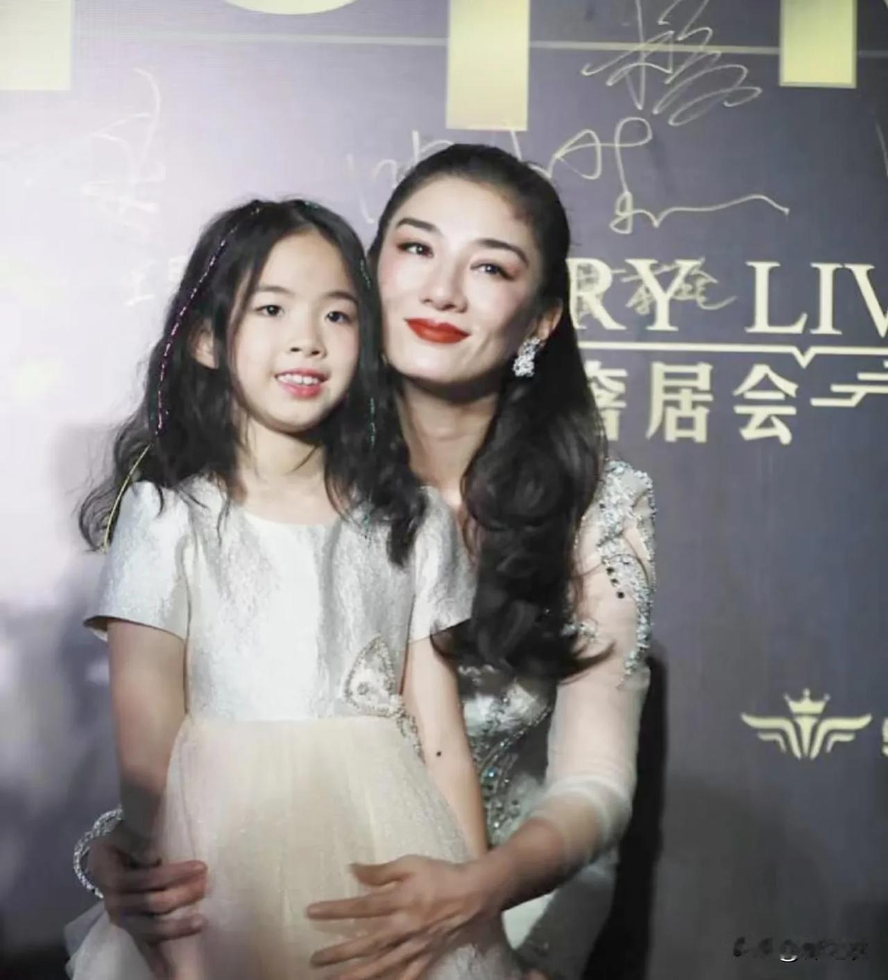 黄奕女儿看着就是过得锦衣玉食，还能在英国生活，所以在这种远超普通人生存的环境下。