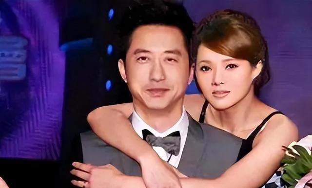 伊能静在他自己的书里写：哈林收工回家，在屋里和我说话，此时哈林的母亲叫哈里出去吃