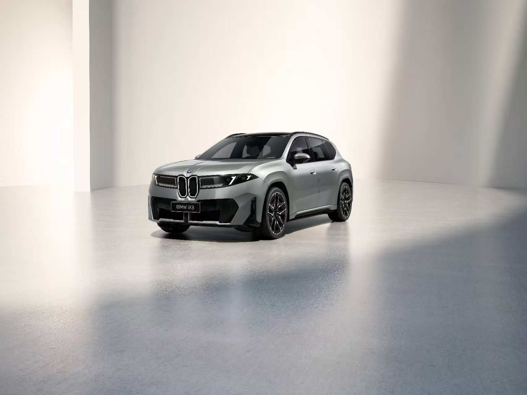 新世代BMW iX3长轴版来啦经典传承了，保留双肾格栅、天使眼、霍氏弯角等宝马标