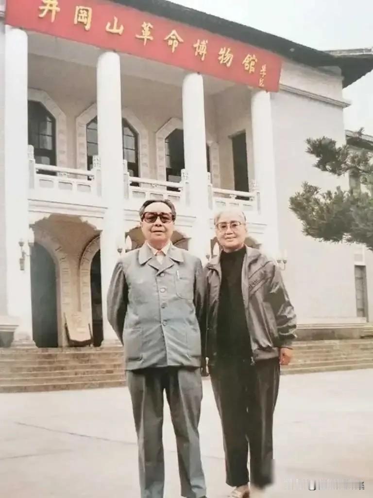 晚年时期，原浙江省委第一书记谭启龙同志（左）与夫人严永洁同志（右）到井冈山革命博