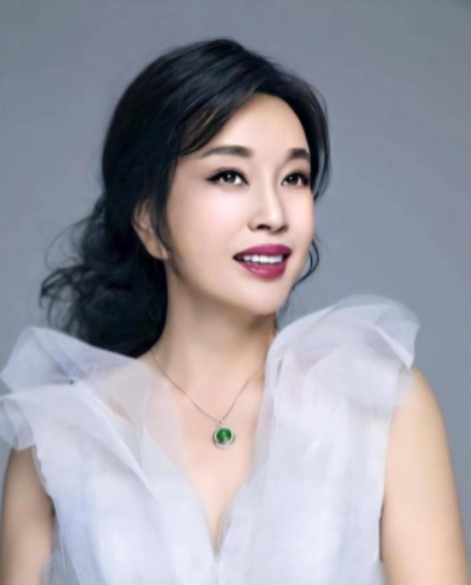 刘晓庆离婚了，记者问她：“您74岁了，为啥还折腾？”刘晓庆哈哈大笑：你说人们爱看
