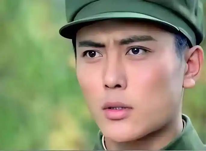 他曾是北影厂第一美男，跟前妻结婚7年无儿无女，如今老的不敢认。
 
 


 