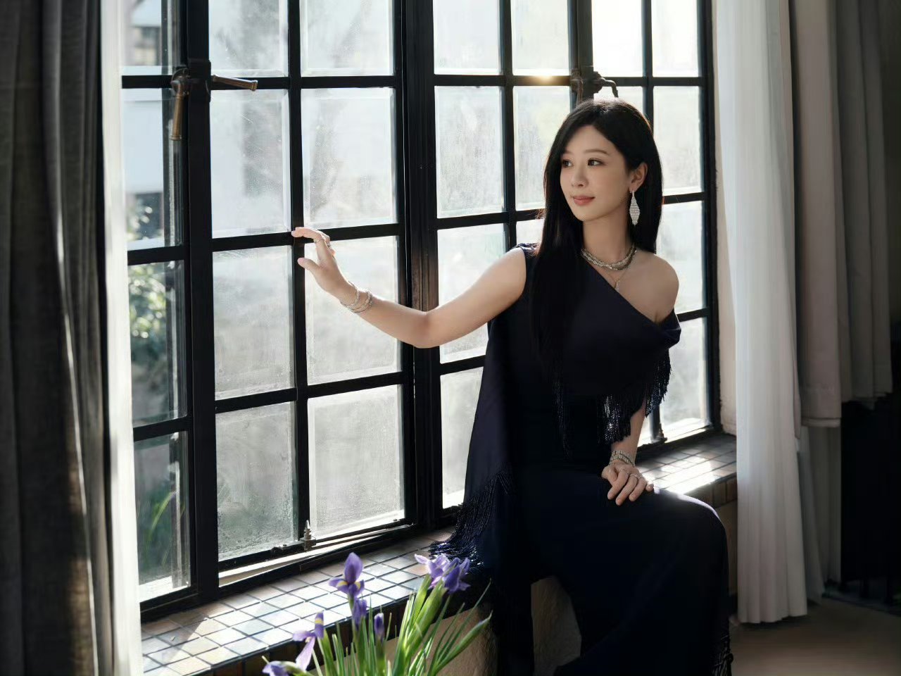 杨紫紫色高定 杨紫360°无死角的生图状态，将“又甜又御”的气质诠释得淋漓尽致，