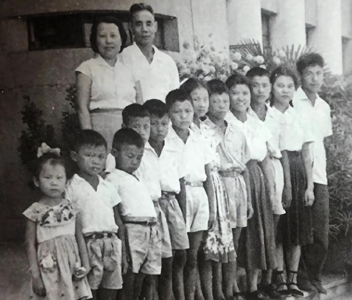 1961年，开国中将吴信泉与他的妻子和12个孩子，一起拍下了这张全家福，吴将军一