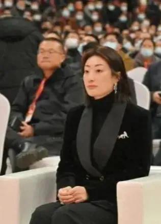 宗馥莉24岁就从外国留学回来帮父亲打理生意，仅三年后就当上了总裁，如今是近百家企