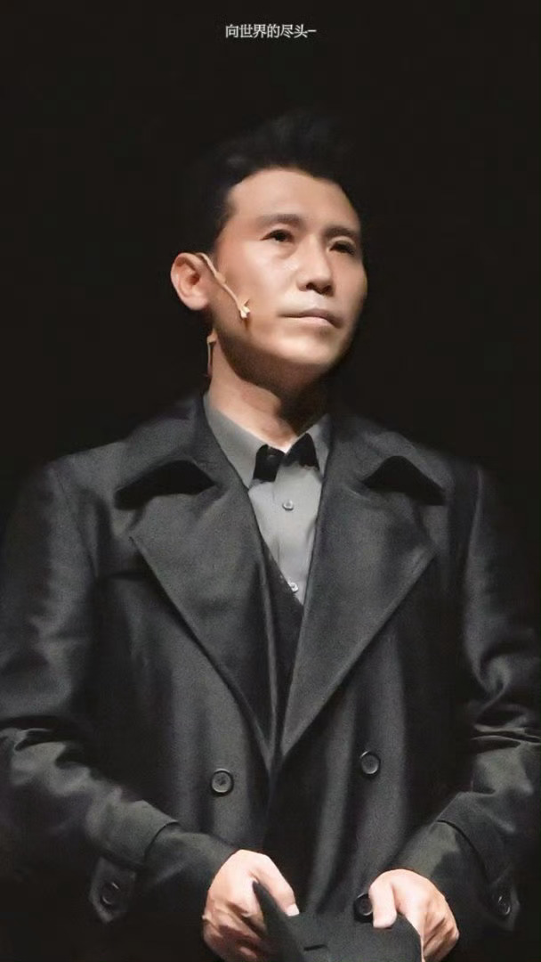 网传李乃文儿子大约10岁李乃文头发全白了 瓜田寒姐发了微博，说李乃文疑似与一位女