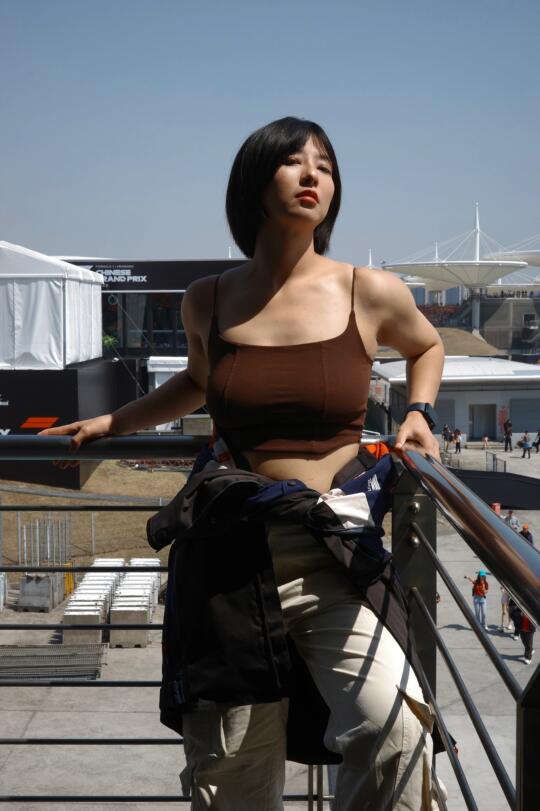看F1前的热身运动是做44个俯卧撑🏁