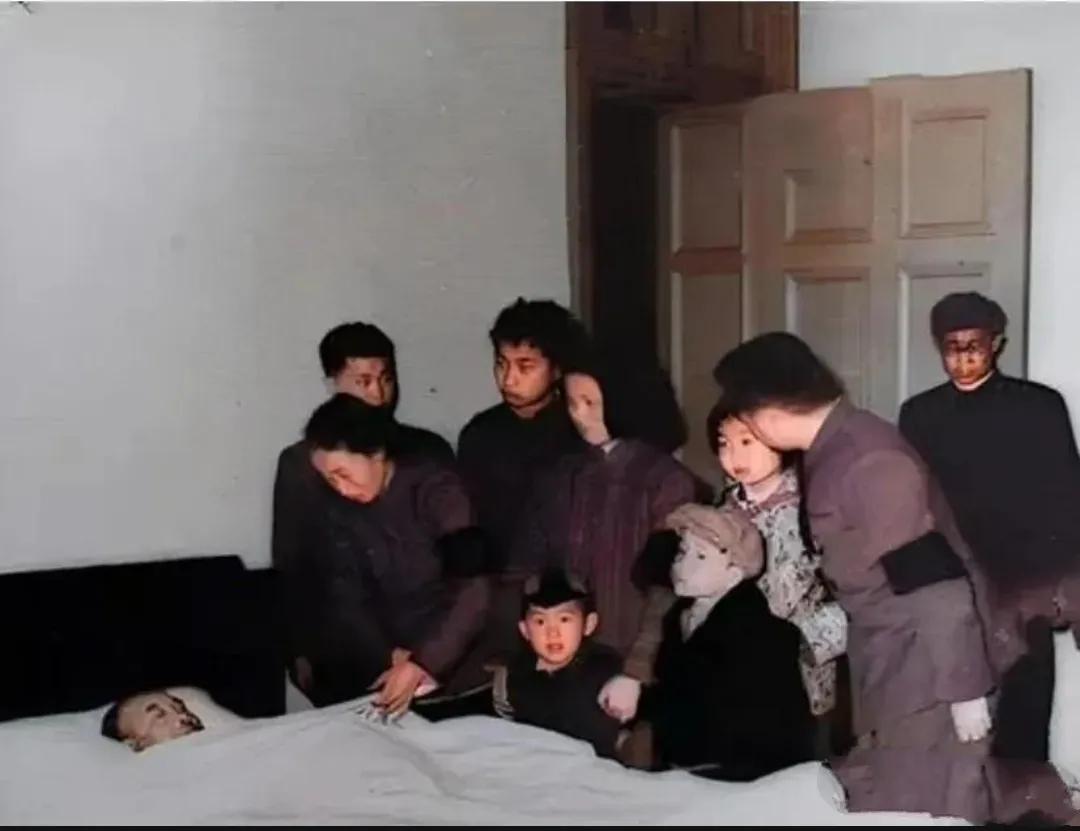 1961年，陈赓大将仅仅58岁便英年早逝留下的照片，病因是他长期超负荷工作罹患严
