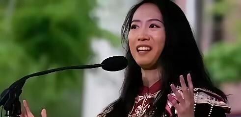 哈佛近400年首位登台演讲的中国女生，被骂“丢了家国立场”，这事真不能全怪网友激