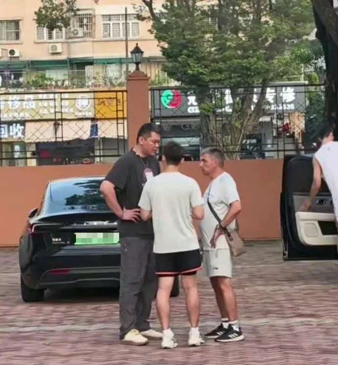 曝朱芳雨回广东宏远交接工作今天，博主我耀看球报道了广东男篮的动态。博主晒出一张前