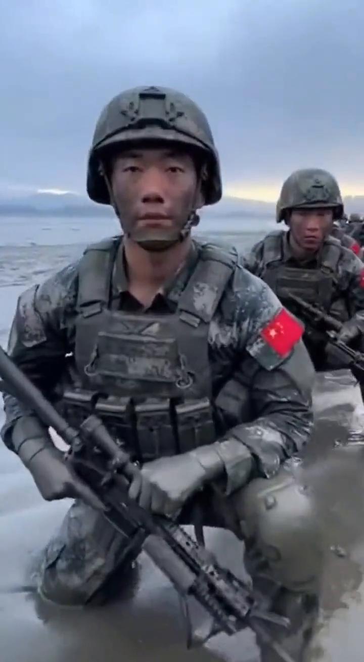 妈，别心疼，这点脏算什么？祖国请放心，海疆有我浪打不退，誓死捍卫每一寸深蓝。