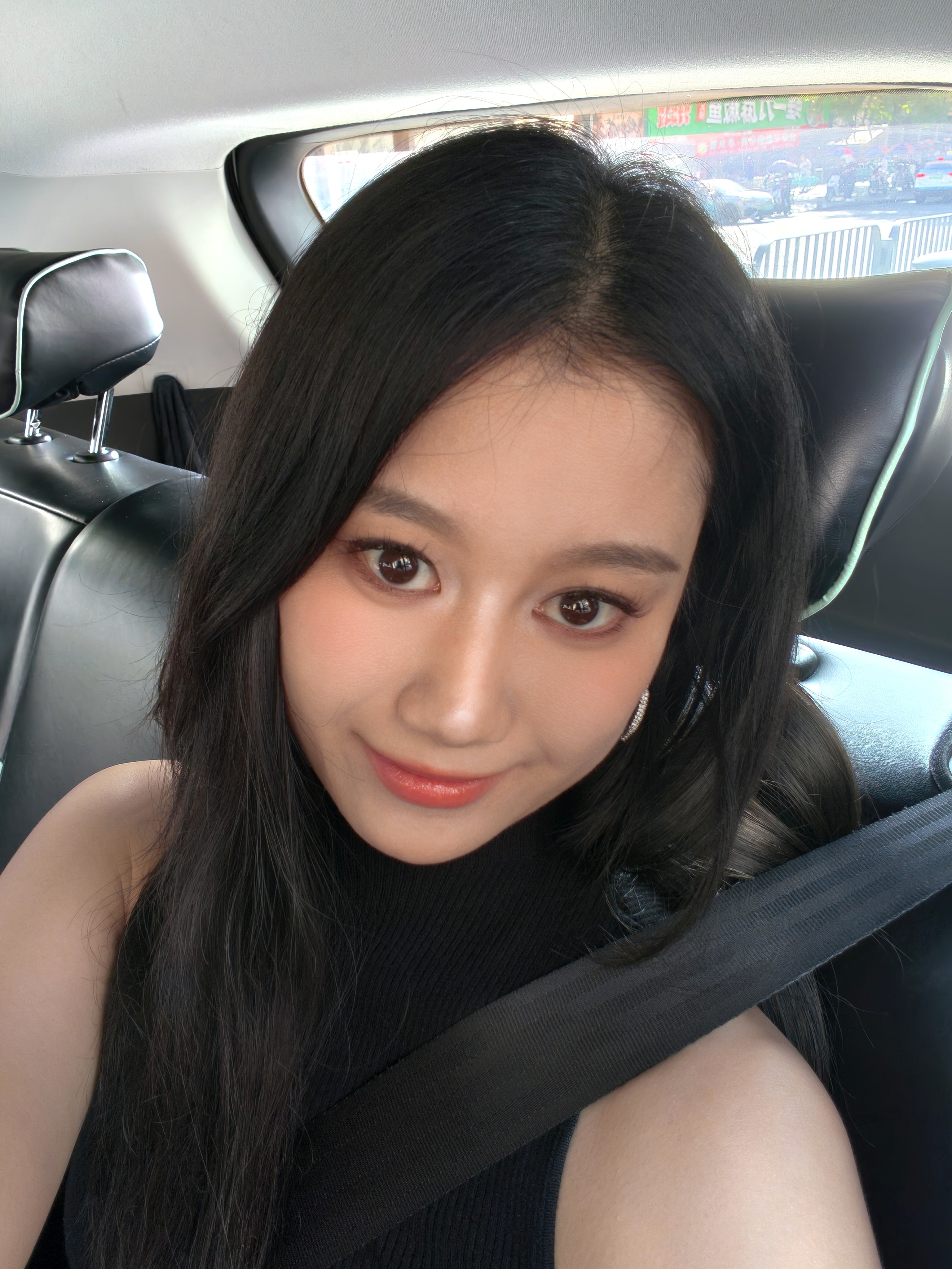 今天抬眼一看，被自己美一大跳。早上好！去香港咯～ 