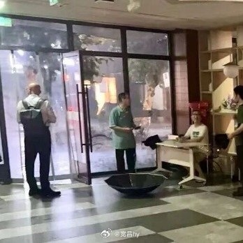 上海暴雨夜临时敞开的大门暖心之举 西安·华严寺