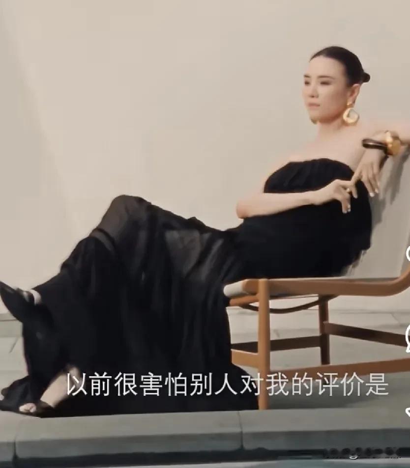 宋佳身材性感吗？我说她特性感，我也特别喜欢这位演员。你看她四月刊封面，一身西装制