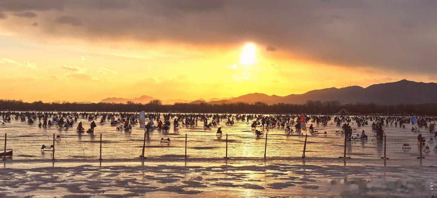 生活手记未来从不是遥不可及的空想，而是由当下每一步脚印镌刻而成。脚印是坚持的勋章