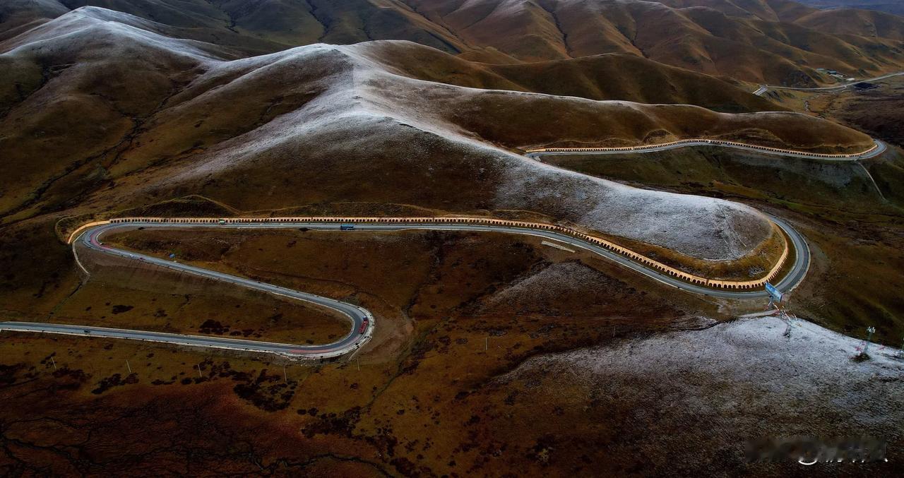 这是在甘南去路上，山下下雨，山上下雪，赶紧停车放无人机拍照。