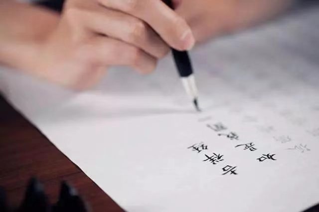 家庭和社会会参与创造一个人，人也会自己创造自己。每个人的“自己”里面所包含的成分