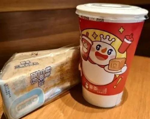 蜜雪冰城是在以一套“没有按照常理出牌的”来考验早餐市场。



核心策略：不是正