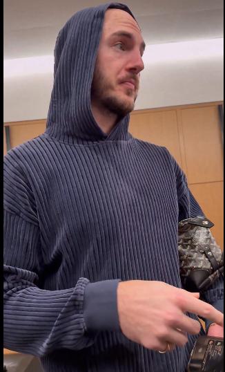 卡鲁索谈怎样防守文班亚马，卡鲁索说：“防守端他的臂展是个大问题，但在进攻端他仍然