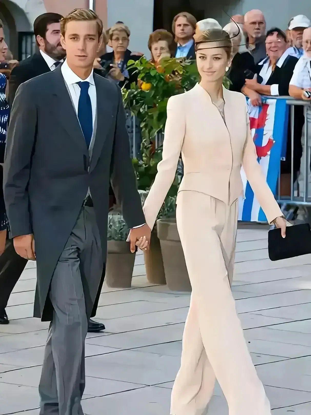 画面中的这个王妃真的太漂亮，太有气质了，怪不得能够嫁给如此帅气的王子，这登对的模