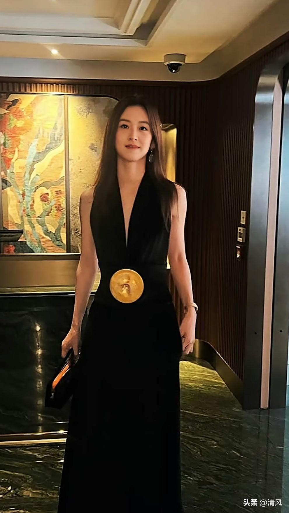 章泽天身着深V黑裙

亮相香港巴塞尔

气场全开，美得令人失语

若当年她真成了