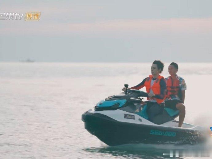 海角88号全员海上团建海角88号看《海角 88 号》海上团建超开心！成员们对着大