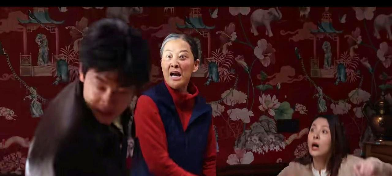 母亲冲过来，狠狠扇了儿子一记耳光。
 
白及把手机摔在地上，指着白菊大吼：“多杰