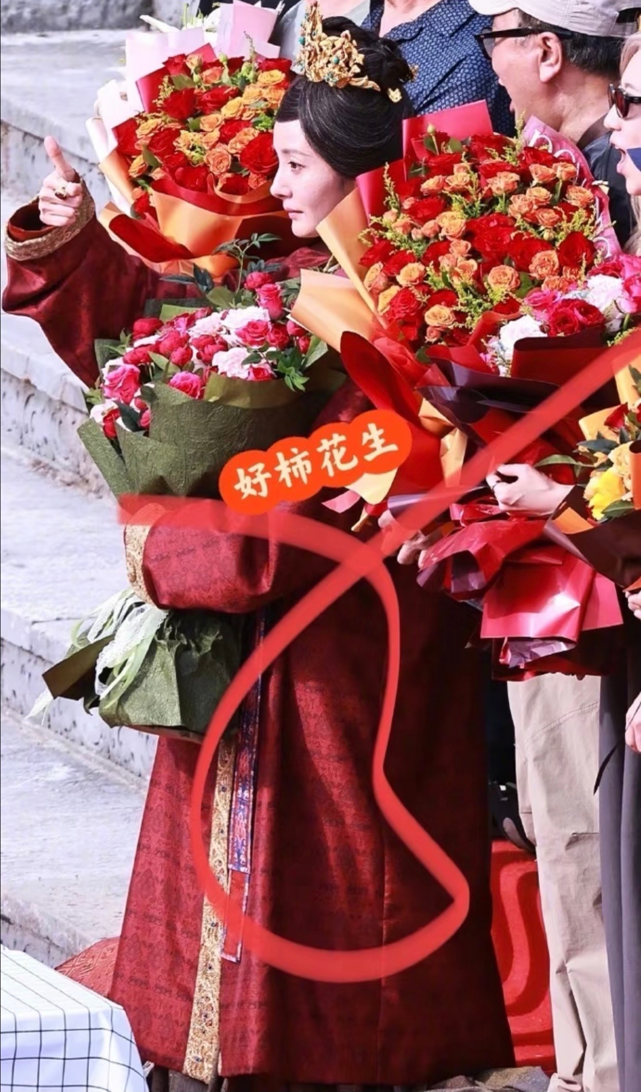 杨幂江山大同路透走路有威慑力拍了3个多月，杨幂的戏份从开机到杀青满满当当！毫无疑