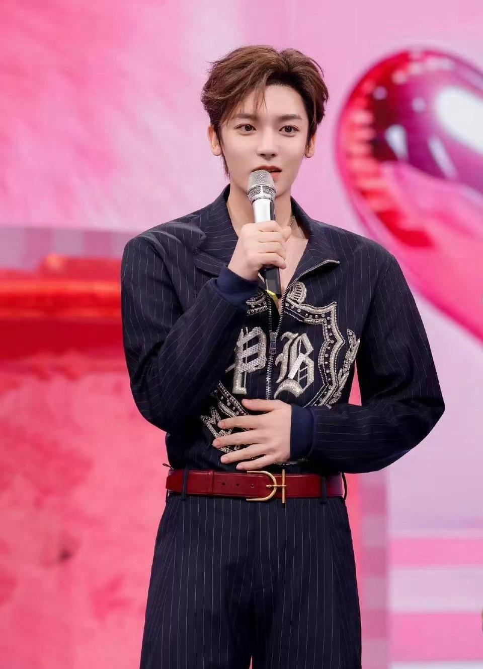 侯明昊隐藏款一定是我没错啦侯明昊友情出演好六设计师的模特，我们小侯果然穿什么都很