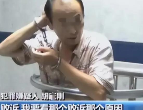 2015年，湖北一男子因为讨薪维权败诉后，在取法院判决回执单的时候，拿刀狠狠的刺