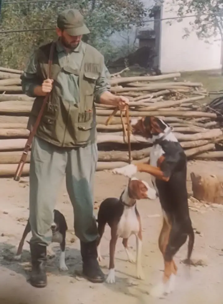 1989年巴尔干三色猎犬和他的主人一起，30多年前就有高脚和矮脚巴尔干...