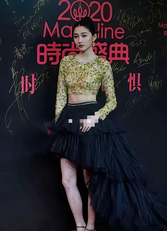 关晓彤这“葱花饼”似的上衣，把网友都看饿了！