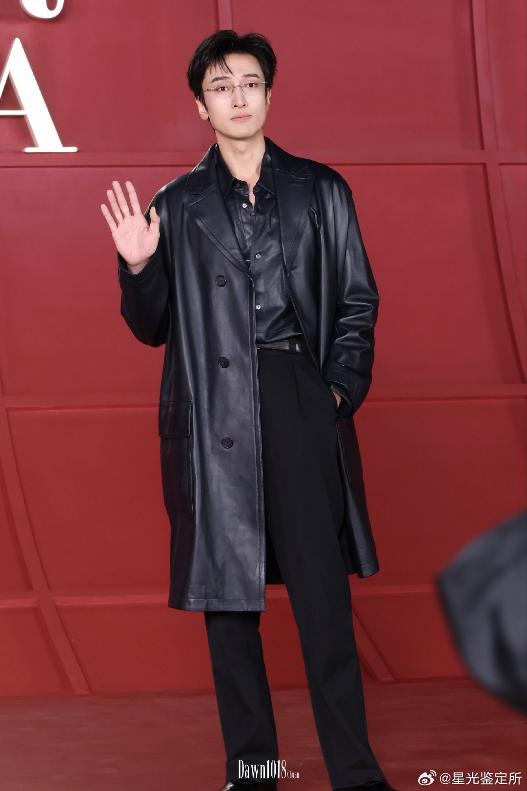 王传君去趟披哥瘦成这样了 舞台上的状态也越来越好了，瘦了之后整个人显得更精神。唱