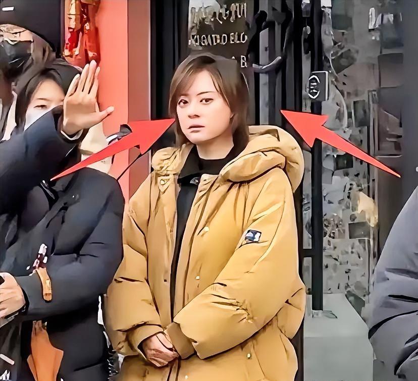 刚才在网上刷到个视频，真是有点愣住了。
有网友在苏州养育巷偶遇孙俪在拍戏，现场挺