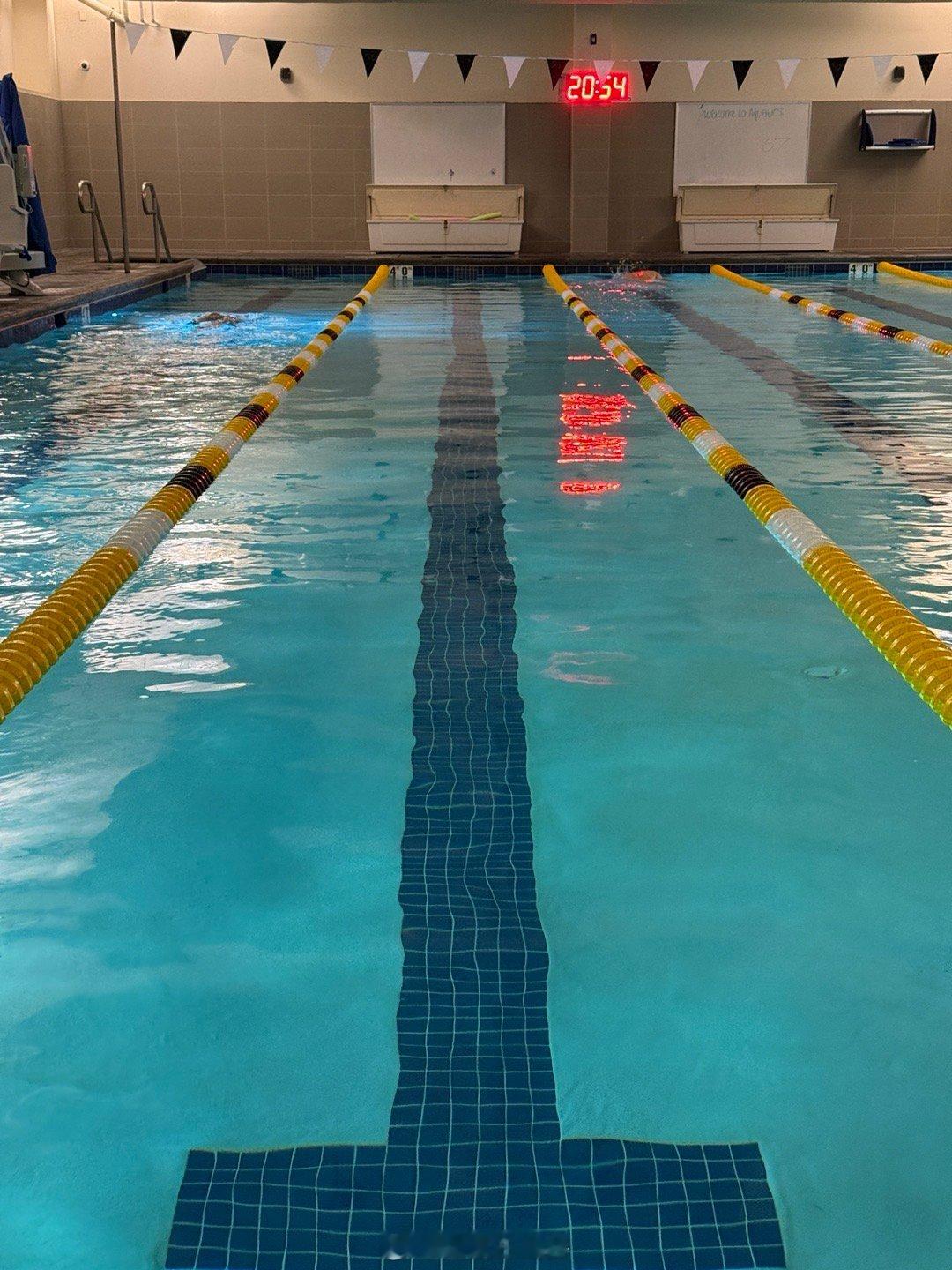 天气冷了，水温也不高，游泳的人明显少了很多，开开心心游了一个多小时。今天游得很惬