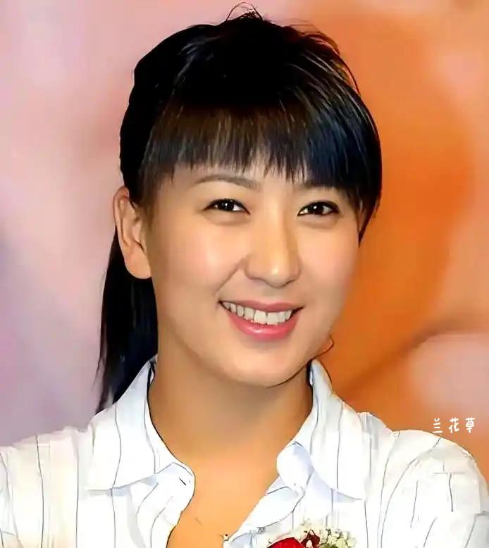 当年的“山杏儿”应该还是朴素的，实在的，没有膨胀欲的，她的眼里还有诚挚的光芒。