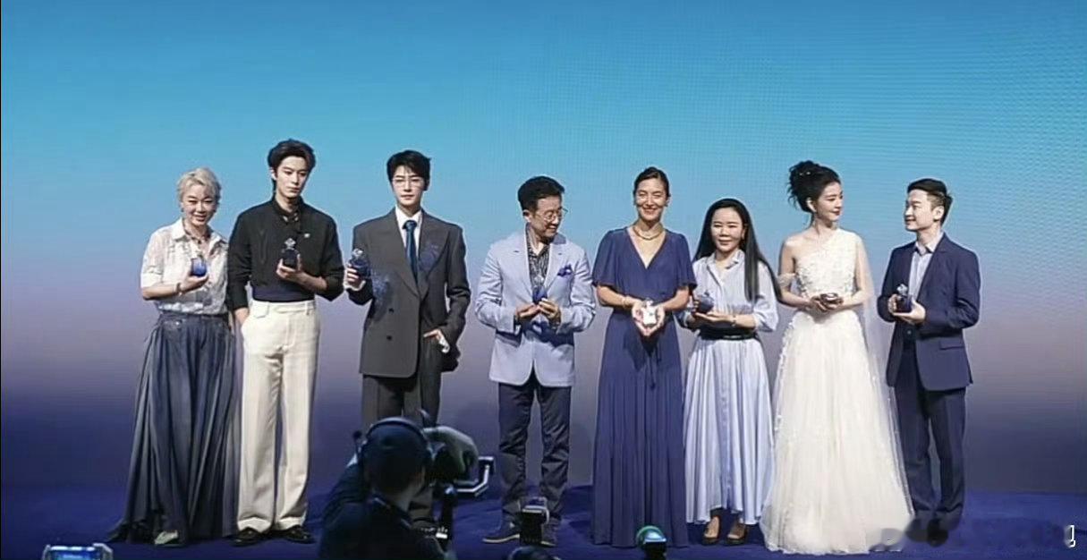 王鹤棣杨洋章若楠同框王鹤棣杨洋章若楠活动同框 三个顶配颜值凑一起，连空气都变好看