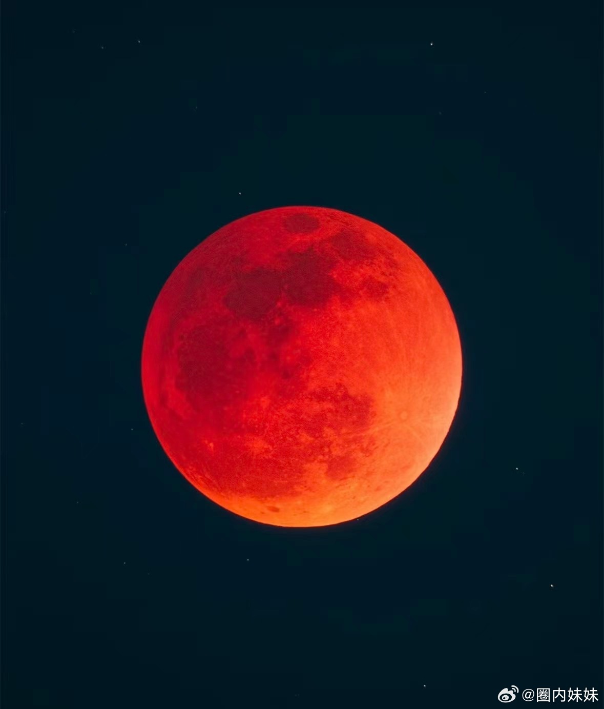 ⭐有灯无月不娱人，有月无灯不算春🏮上元夜里，街巷灯火次第亮起，晚风带着年的余温