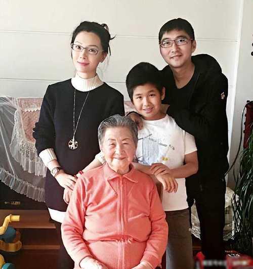 大年初五迎财神，陈数晒出一家七口全家福，温馨又喜庆。照片里她与丈夫赵胤胤、父母、