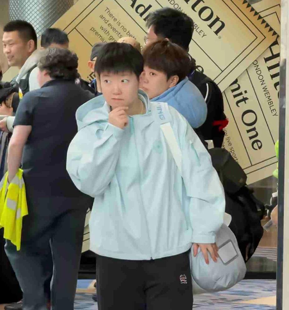 莎莎这“八百个心眼子”又上线了，
原地转圈圈。
撑着下巴、挠着耳朵，
不知道又在