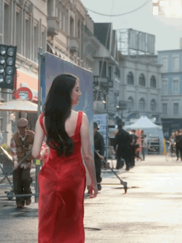 热巴还是那个热巴，走路还是那么好看！什么样的女人，能让你眼前一亮迪丽热巴写真照 