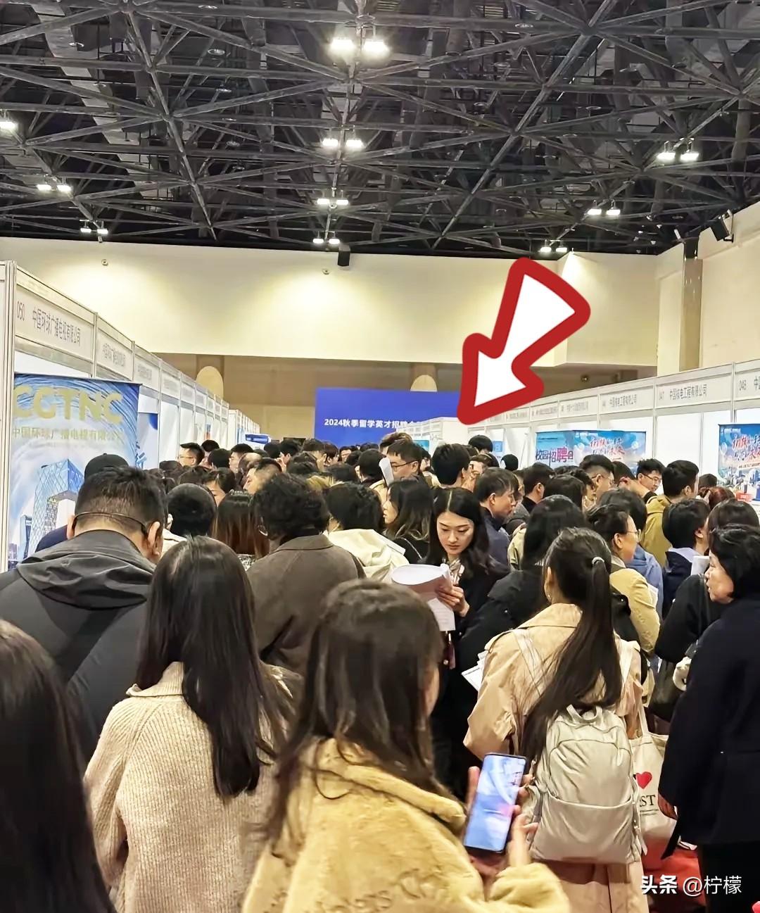 今天就是3月2号了，
只要你有工作，从今天开始你就可以打开个人所得税app预约申