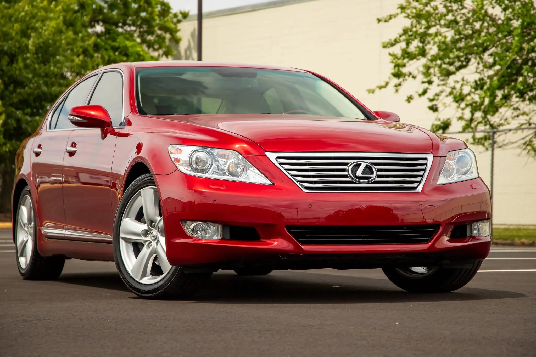 红色大凌志。2011 Lexus LS460
