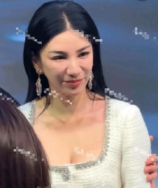 黄奕这脸怎么越来越网红化了？ ​​​