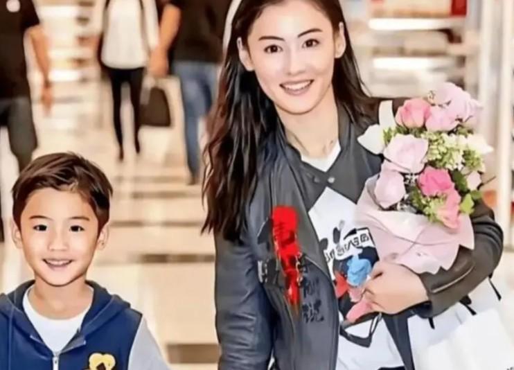 张柏芝基因强大，教育得一级棒，三个儿子都聪明懂事又帅气！
 
小儿子随张柏芝，老